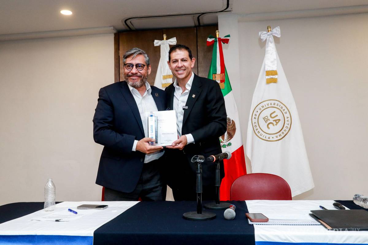 $!Luis González Placencia, secretario general ejecutivo de la ANUIES, y Octavio Pimentel Martínez, rector de la Universidad Autónoma de Coahuila.