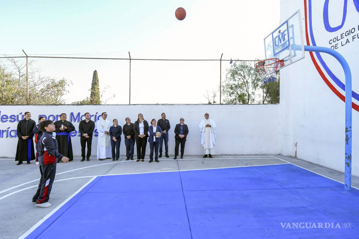 $!El alumno Nicolás, de 1B, realiza su lanzamiento de canasta.