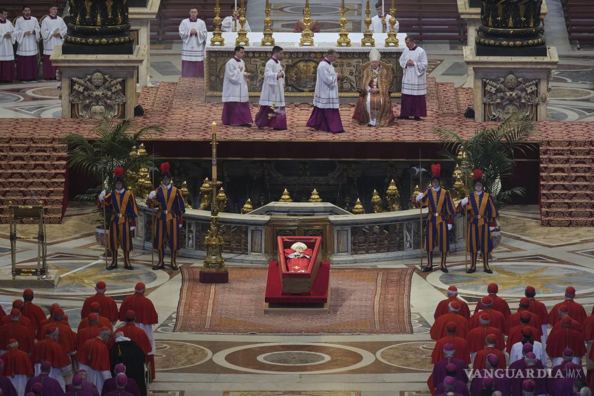 $!El cuerpo del papa Francisco se ve en la basílica de San Pedro en el Vaticano, el miércoles 23 de abril de 2025, donde permanecerá tres días.