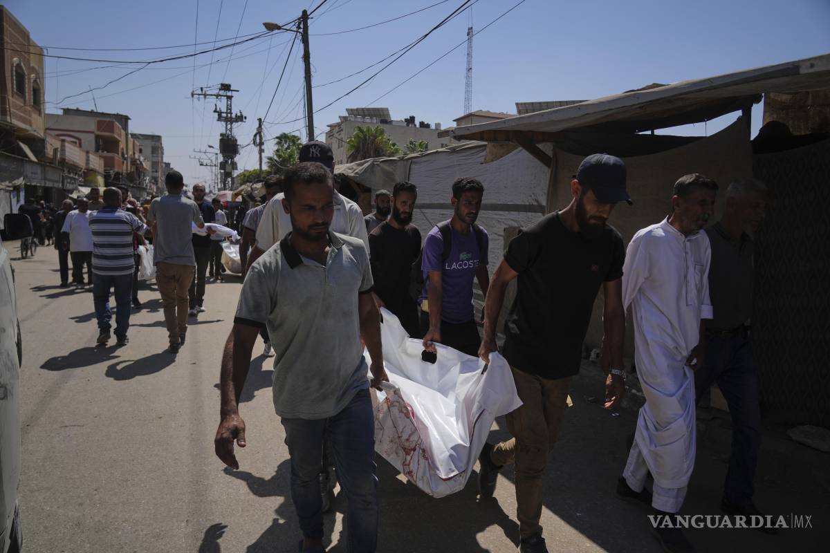 $!Palestinos cargan el cuerpo de Aliya Abu Ouda, de 37 años, quien murió en un ataque aéreo israelí en la Franja de Gaza, en Deir al-Bala.