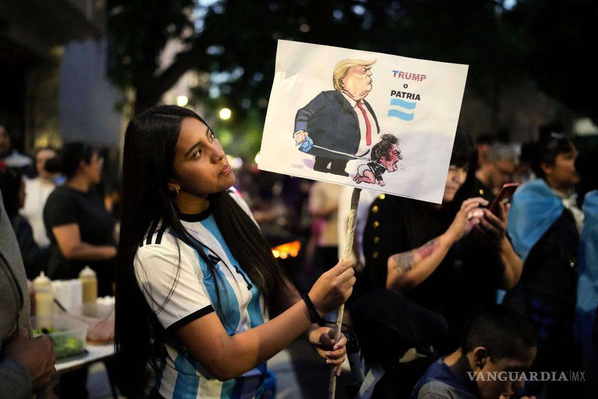 $!Una mujer sostiene una pancarta que dice “Trump o patria” frente a la casa de la expresidenta Cristina Fernández en Buenos Aires, Argentina.
