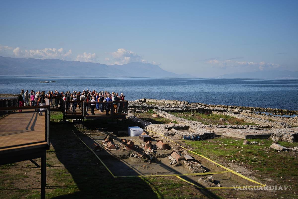 $!Peregrinos franceses observan las excavaciones arqueológicas de la antigua basílica cristiana de San Neófito, de la época bizantina, en Iznik, Turquía.
