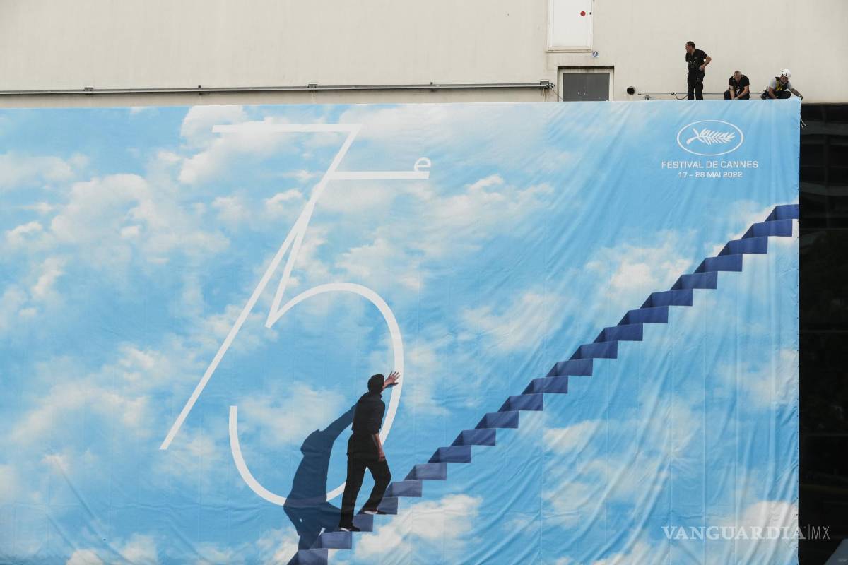 $!Trabajadores del Festival de Cine de Cannes colocan el cartel oficial en el Grand Theatre Lumiere durante los preparativos para la 75ta edición del evento en Cannes, Francia, el domingo 15 de mayo de 2022. El festival de cine de Cannes se realizará del 17 al 28 de mayo de 2022. (Foto AP/Dejan Jankovic)