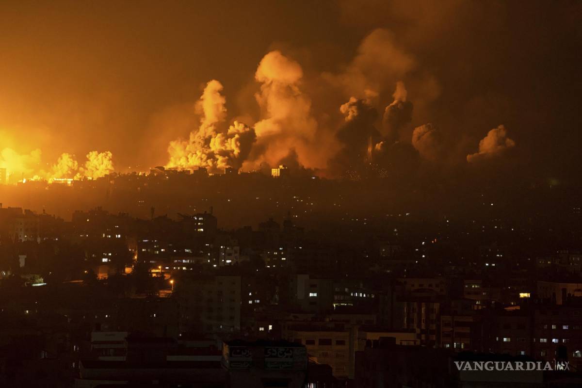 $!Un ataque aéreo israelí causa fuego y humo en la Ciudad de Gaza, el 8 de octubre de 2023.