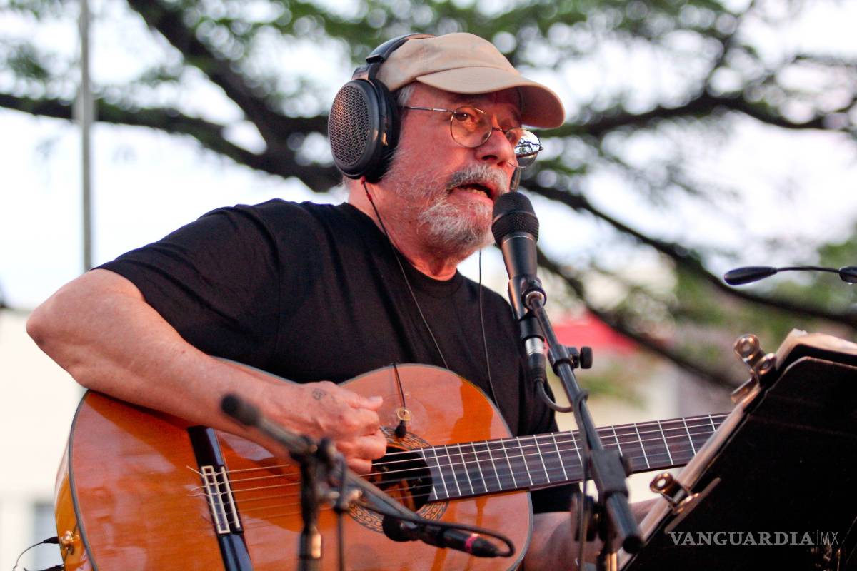 Cambia Silvio Rodríguez la guitarra por la foto