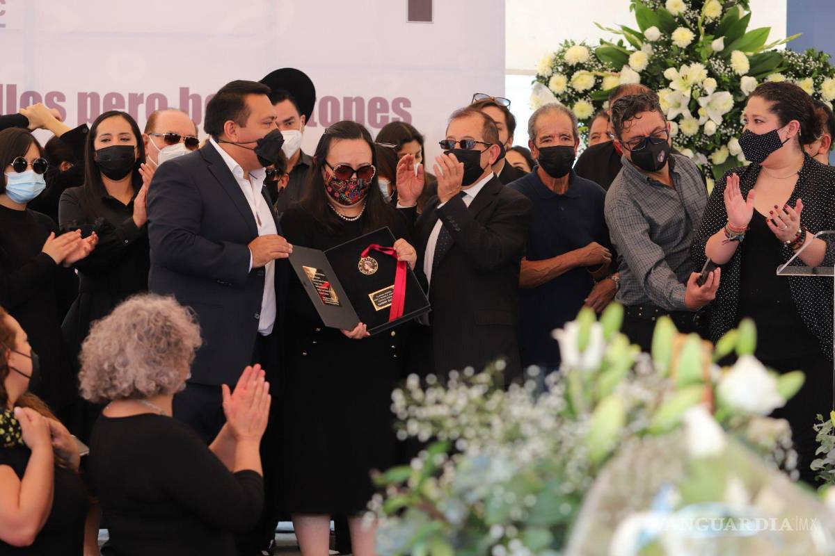 Despiden rodeada de amor y flores a Carmen Salinas desde el Monumento a la Madre en CDMX