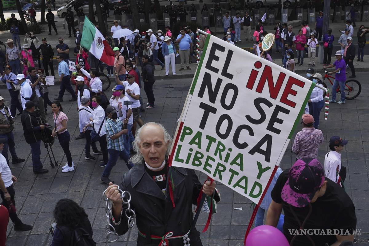 $!Organizaciones ciudadanas marchan en apoyo al INE mientras el presidente Andrés Manuel López Obrador presiona para reformarlo, en la Ciudad de México.