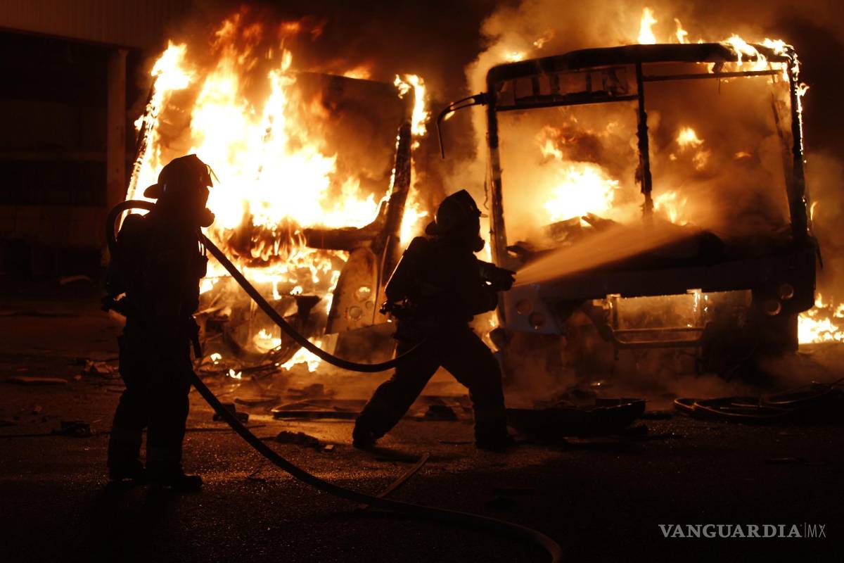 Fuego consume 5 camiones de transporte; Bomberos sofoca incendio en Saltillo