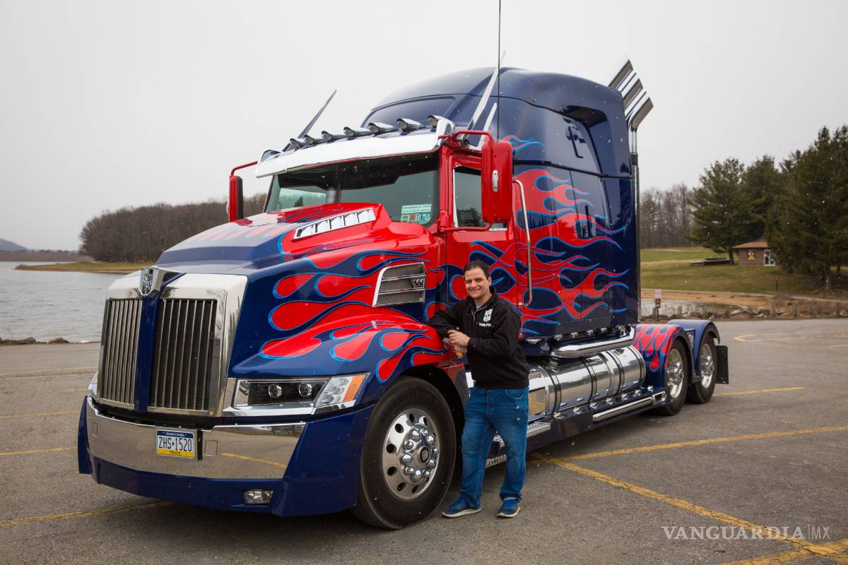 $!¡Transformers, más de lo que vez!... padre fabrica réplica de Optimus Prime para inspirar a su hijo