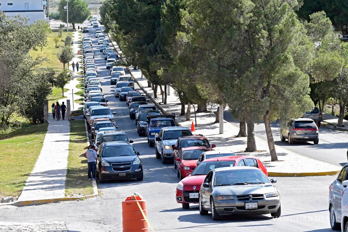 $!Reactivan mercado de Arteaga entre caos vial y aglomeraciones de clientes