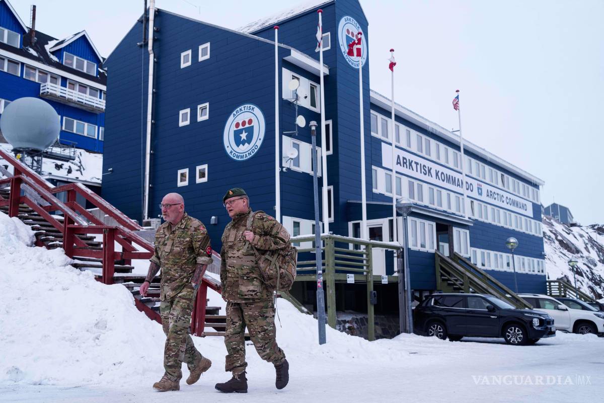 $!Militares daneses caminan frente al centro del Comando Ártico Conjunto en Nuuk, Groenlandia, el viernes 16 de enero de 2026.