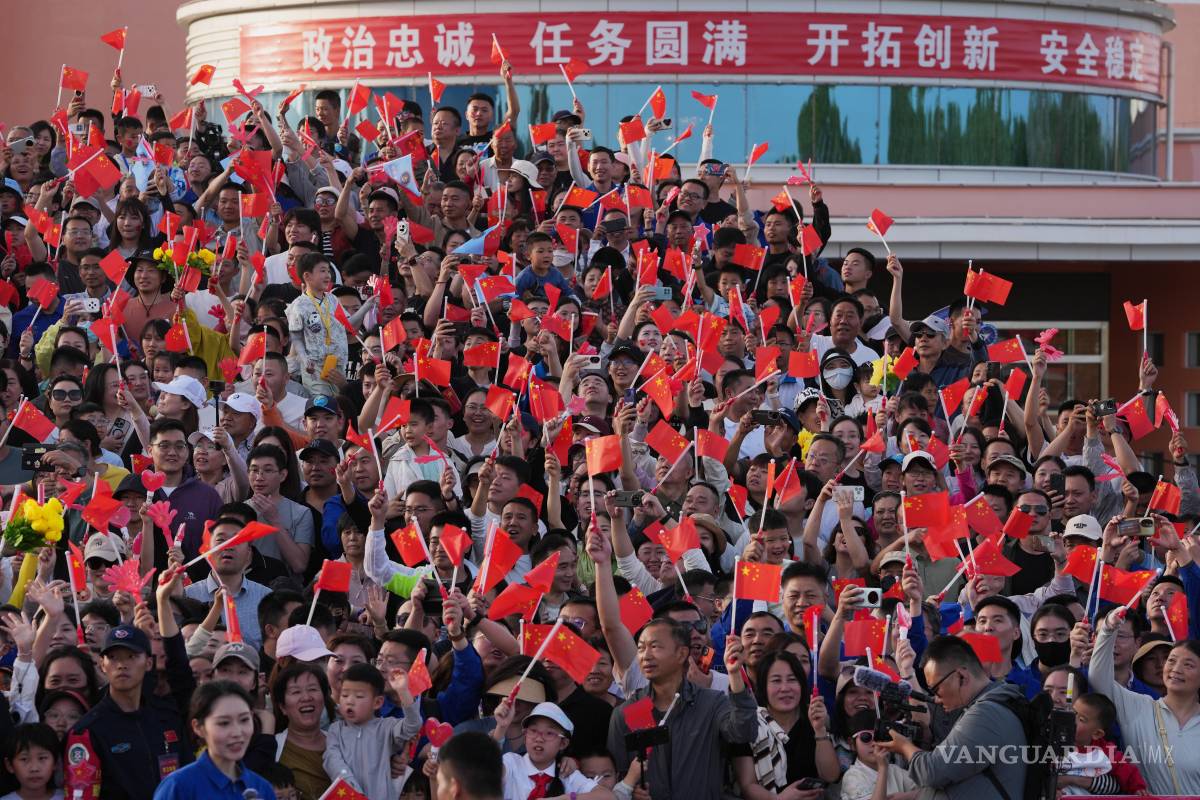 $!Una multitud ondea banderas nacionales durante la ceremonia de despedida de los astronautas de la misión espacial tripulada Shenzhou-23.