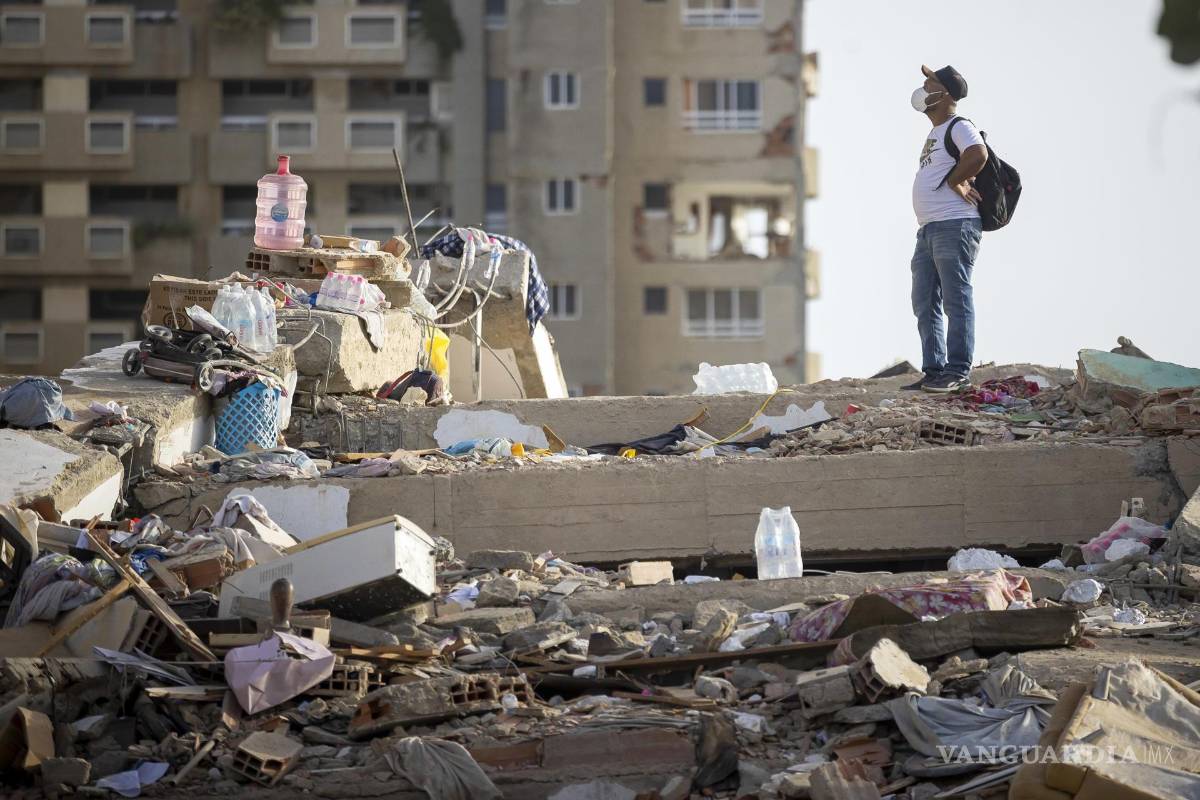 $!CATIA LA MAR, 26/06/2026.- Detalle de un edificio derruido en Catia la Mar, Venezuela, mientras continúa la búsqueda entre los escombros de los edificios, este viernes. Recostados en colchones, sábanas, sillas, carpas y campamentos improvisados, cientos de personas duermen en el asfalto, jardineras, plazas y canchas en Catia La Mar, una de las ciudades más afectadas por los terremotos de magnitud 7,2 y 7,5 ocurridos el miércoles en Venezuela y que se han cobrado la vida de 235 personas.