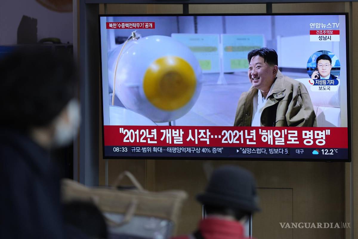 $!Una pantalla de televisión muestra una imagen del líder norcoreano Kim Jong Un durante un programa de noticias en la estación de tren en Seúl, Corea del Sur.