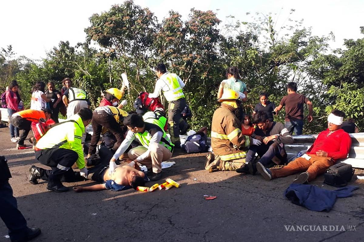 Hay 84 migrantes hospitalizados tras volcadura de camión