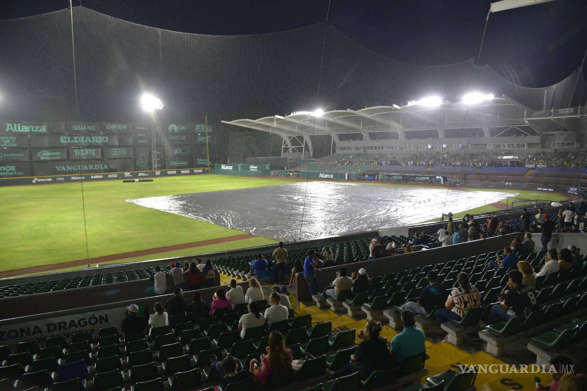 $!A pesar de la lluvia, los aficionados saltillenses se dieron cita en el “Madero”.