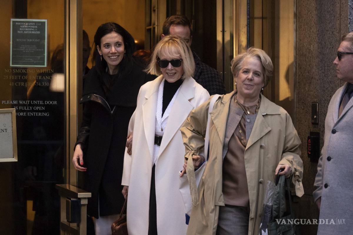 $!Al salir del juzgado, la periodista E. Jean Carroll (centro) evitó hacer declaraciones.