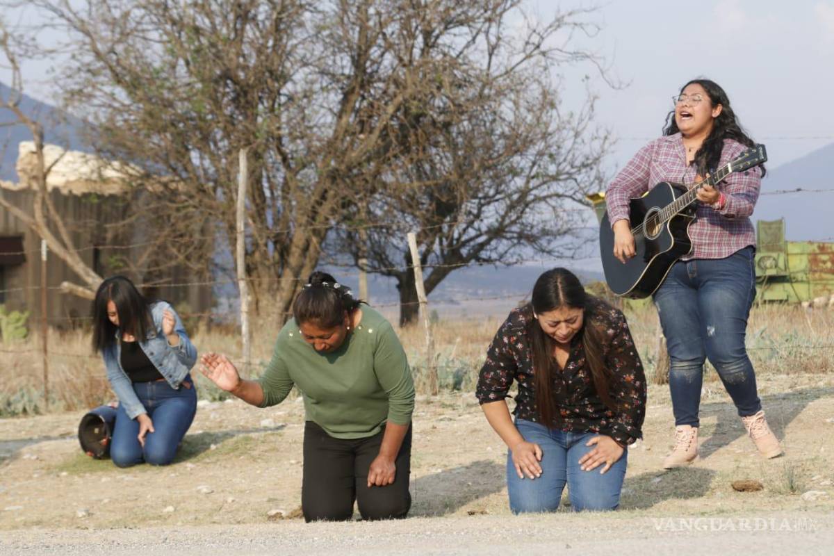 $!De rodillas, suplican por el fin del siniestro.