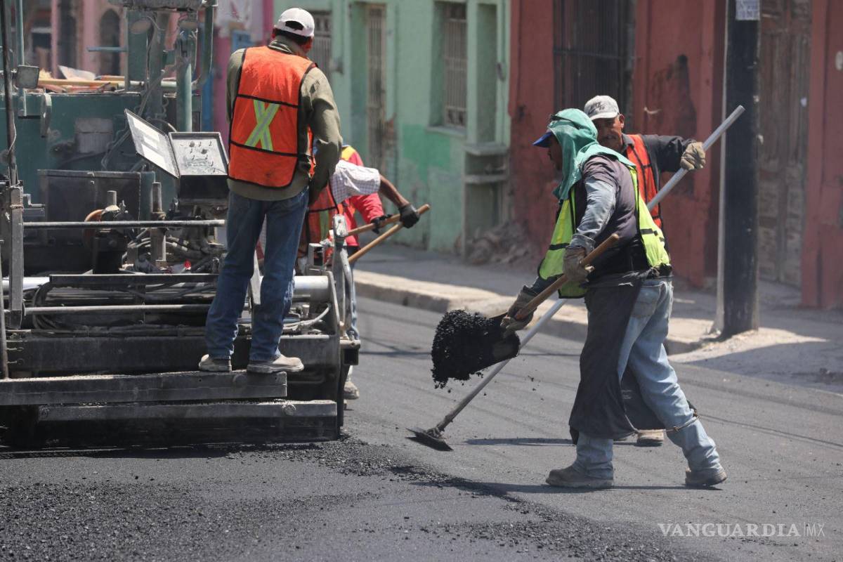 $!Máquinas pesadas realizan el recarpeteo de vías esenciales para el tránsito urbano en Saltillo.