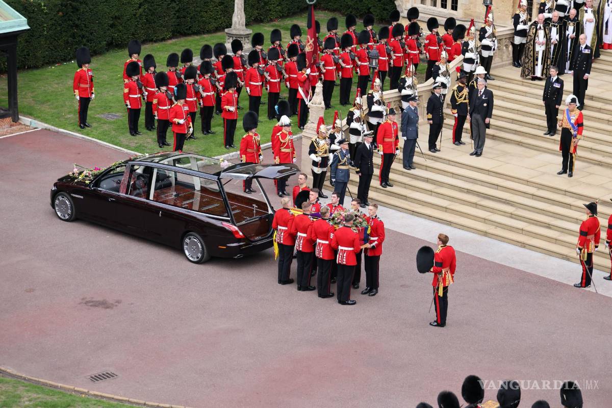 $!El ataúd de Su Majestad llegando y siendo descargado del coche fúnebre fuera de la capilla de San Jorge VI en el Castillo de Windsor.