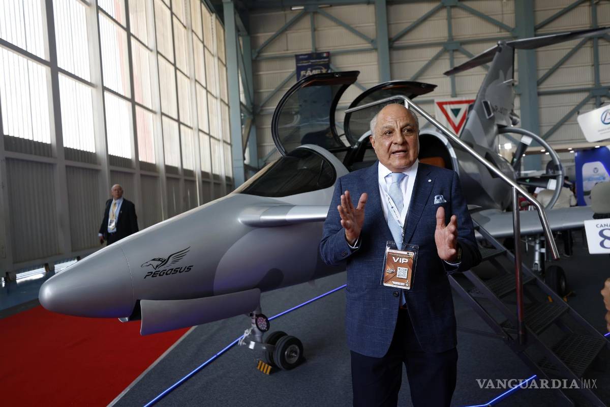 $!El presidente de Oaxaca Aerospace, Raúl Fernández, habla en la presentación del avión modelo Pegasus PE-210 A en la base militar aérea de Santa Lucía.