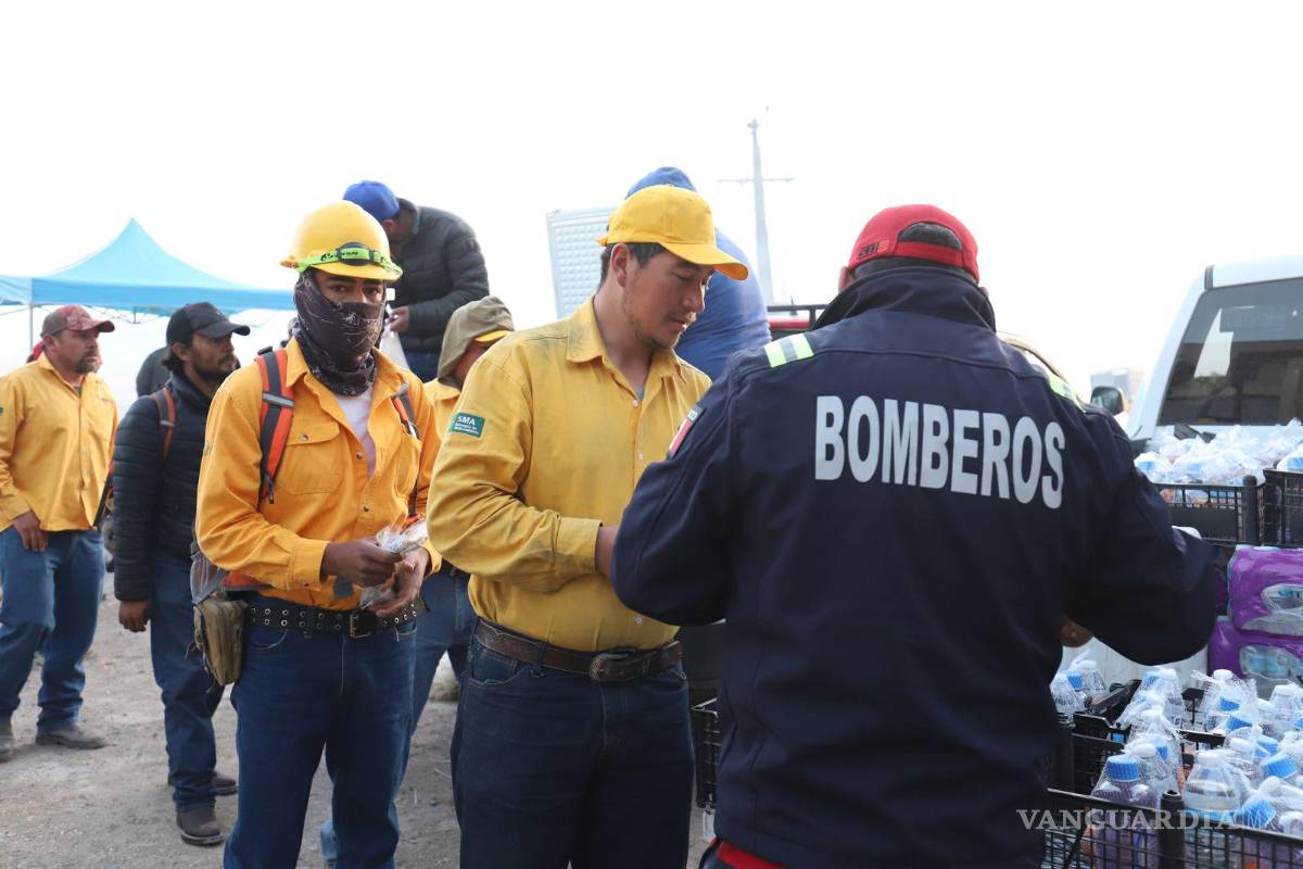 $!Brigadistas trabajan desde la madrugada para contener el incendio en Huachichil.