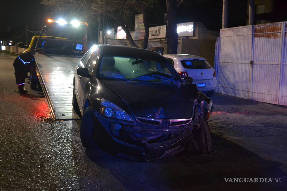 $!Termina en poste al querer huir de policía