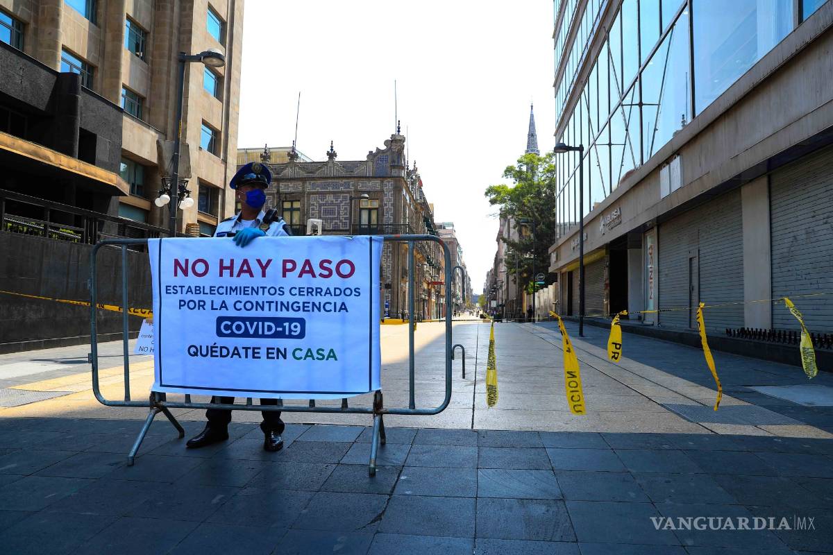$!Coronavirus: El emblemático Zócalo de Ciudad de la CDMX luce desértico por el COVID-19