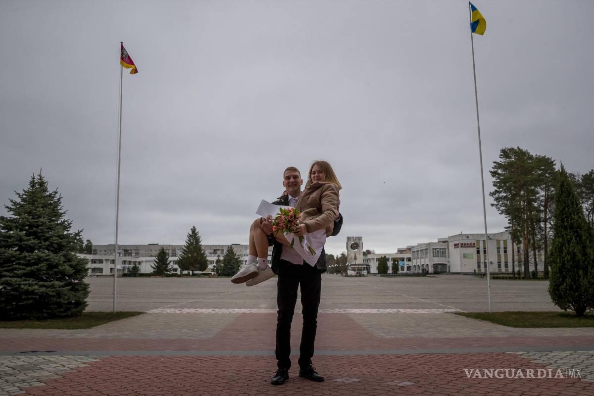 $!Kiryl lleva a su esposa Xenia tras casarse en Slavutich, Ucrania.