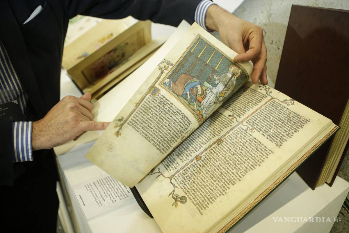 $!El representante de la editorial Moleiro, Diego de Urbiola, muestra libros históricos en el marco de la Feria Internacional del Libro de Guadalajara, en Jalisco (México).