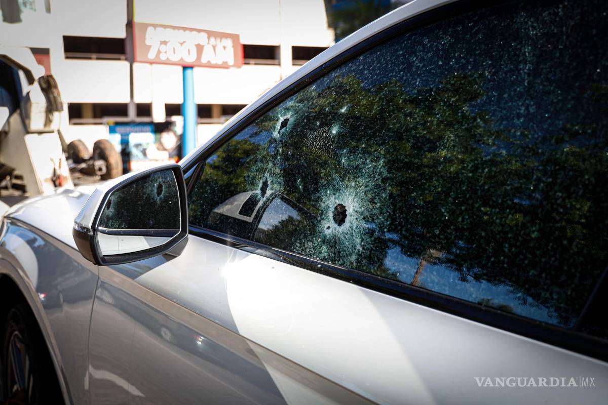 $!Los diputados de Movimiento Ciudadano, Sergio Torres Félix y Elizabeth Montoya Ojeda, fueron atacados a balazos este miércoles mientras se desplazaban por el Paseo Niños Héroes, en pleno centro de Culiacán. Los legisladores fueron agredidos tras retirarse del Congreso local y señalaron que iban rumbo a la Ciudad de México.