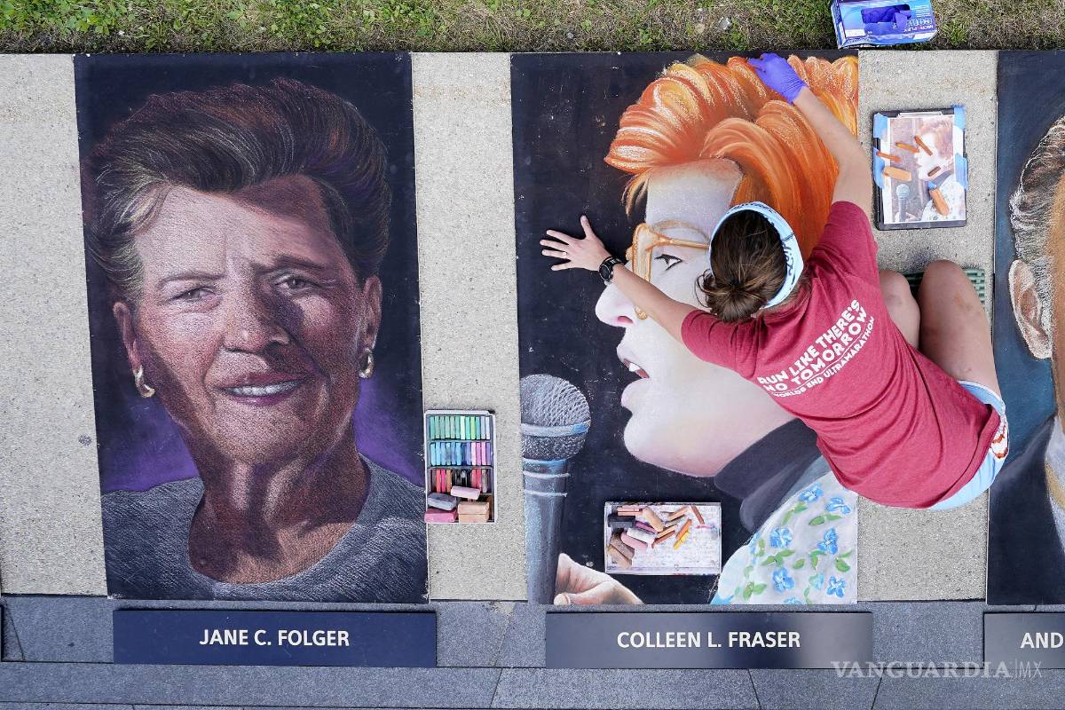 $!La artista de tiza Erica LuBer, de Allentown, Pensilvania, trabaja en un retrato de tiza de Colleen Fraser, de Elizabeth, Nueva Jersey, quien fue uno de los 40 pasajeros y tripulación que perecieron en el Vuelo 93, fuera del Monumento Nacional del Vuelo 93 el jueves, sept. 9, 2021, en Shanksville, Pensilvania. AP/Gene J. Puskar