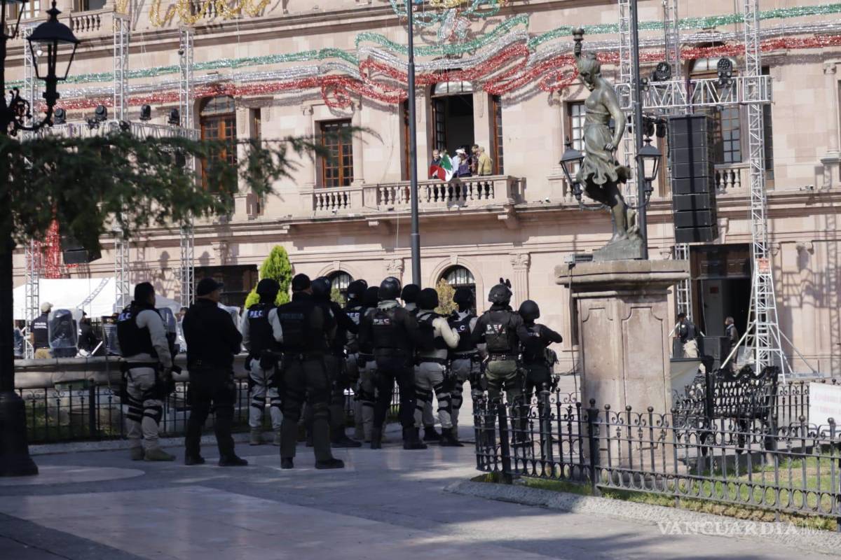 $!Elementos de seguridad se posicionaron en la explanada de Plaza de Armas.