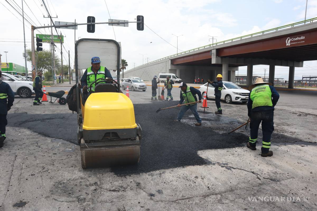 $!Personal municipal reparó daños severos en la carpeta asfáltica del cruce entre los bulevares Mirasierra y Fundadores, al oriente de Saltillo, donde la corriente pluvial levantó el pavimento y dejó grietas profundas.