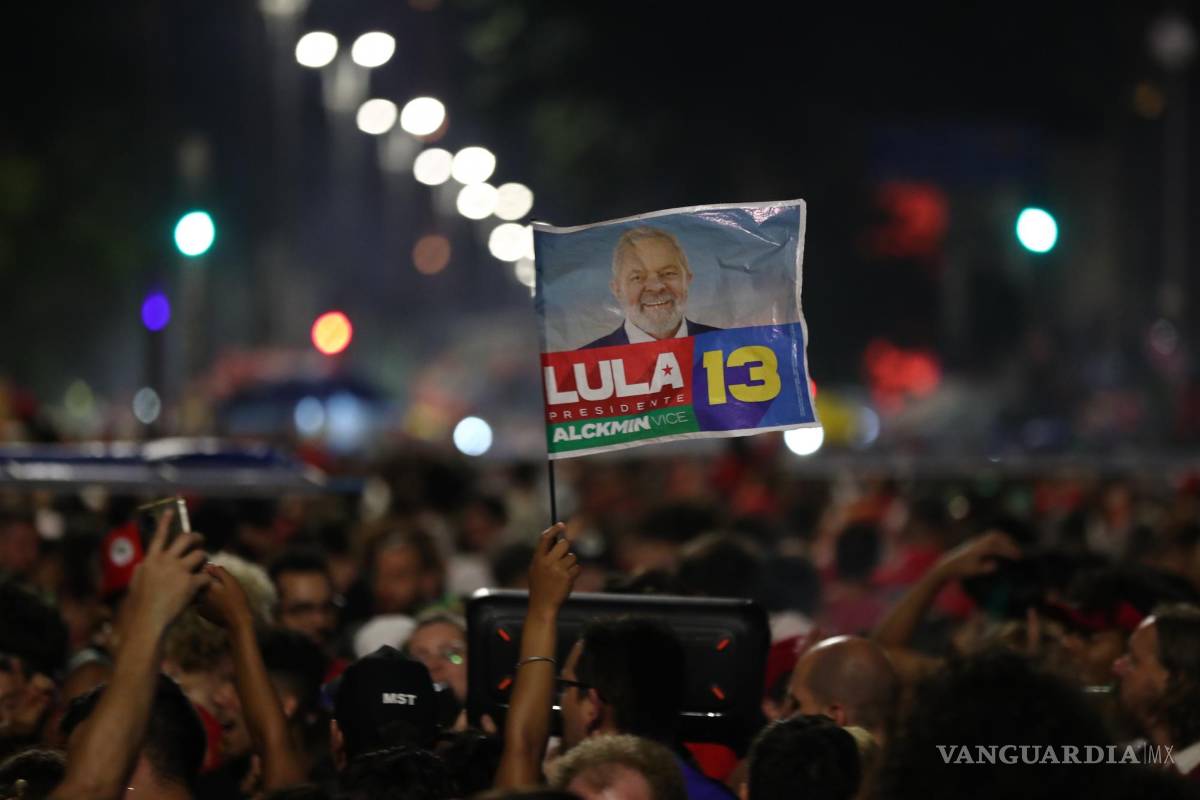 $!Simpatizantes de Luiz Inácio Lula da Silva celebran en la Avenida Paulista en Sao Paulo (Brasil).