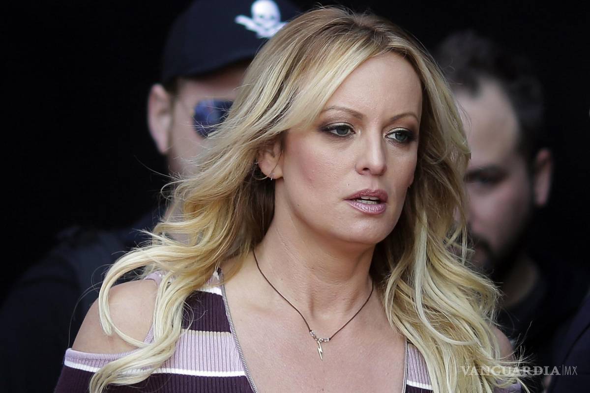 $!La actriz de cine para adultos Stormy Daniels llega para la inauguración de la feria de entretenimiento para adultos Venus en Berlín, el 11 de octubre de 2018.