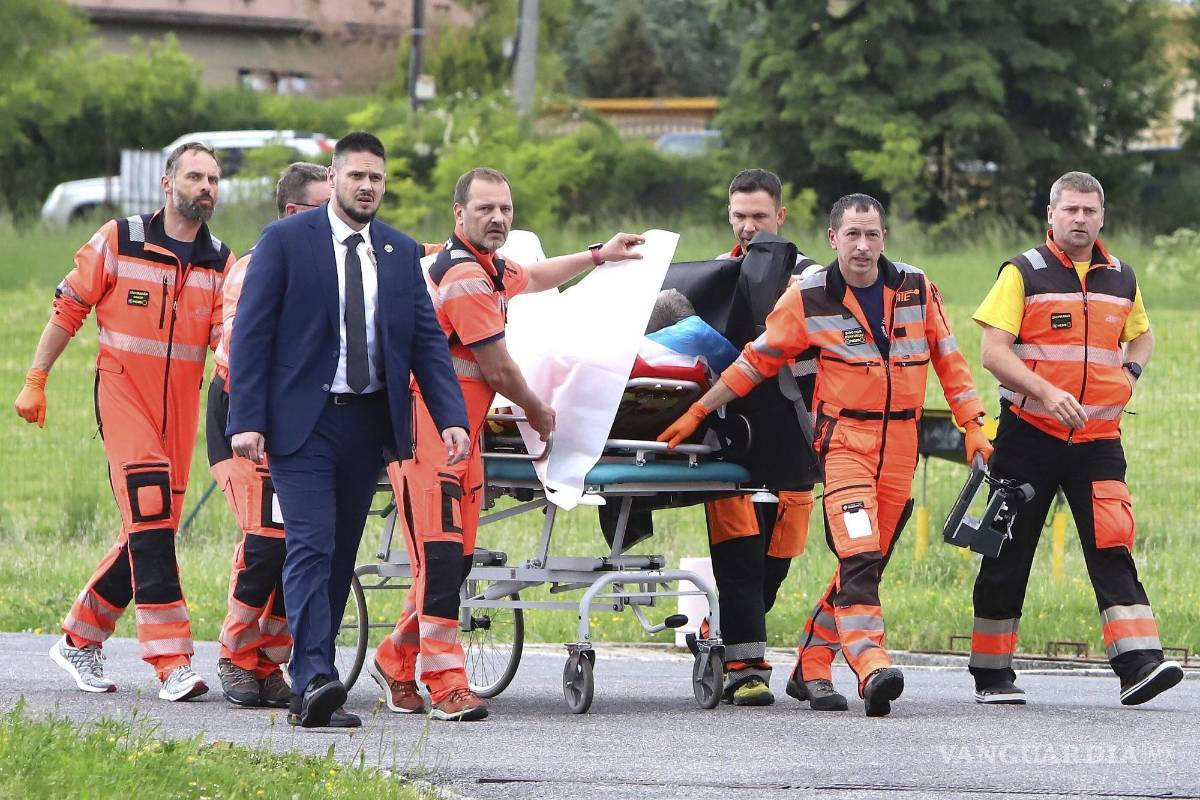 $!Los equipos de rescate llevan al primer ministro eslovaco, Robert Fico, que resultó herido de bala, a un hospital en la ciudad de Banska Bystrica, en Eslovaquia.