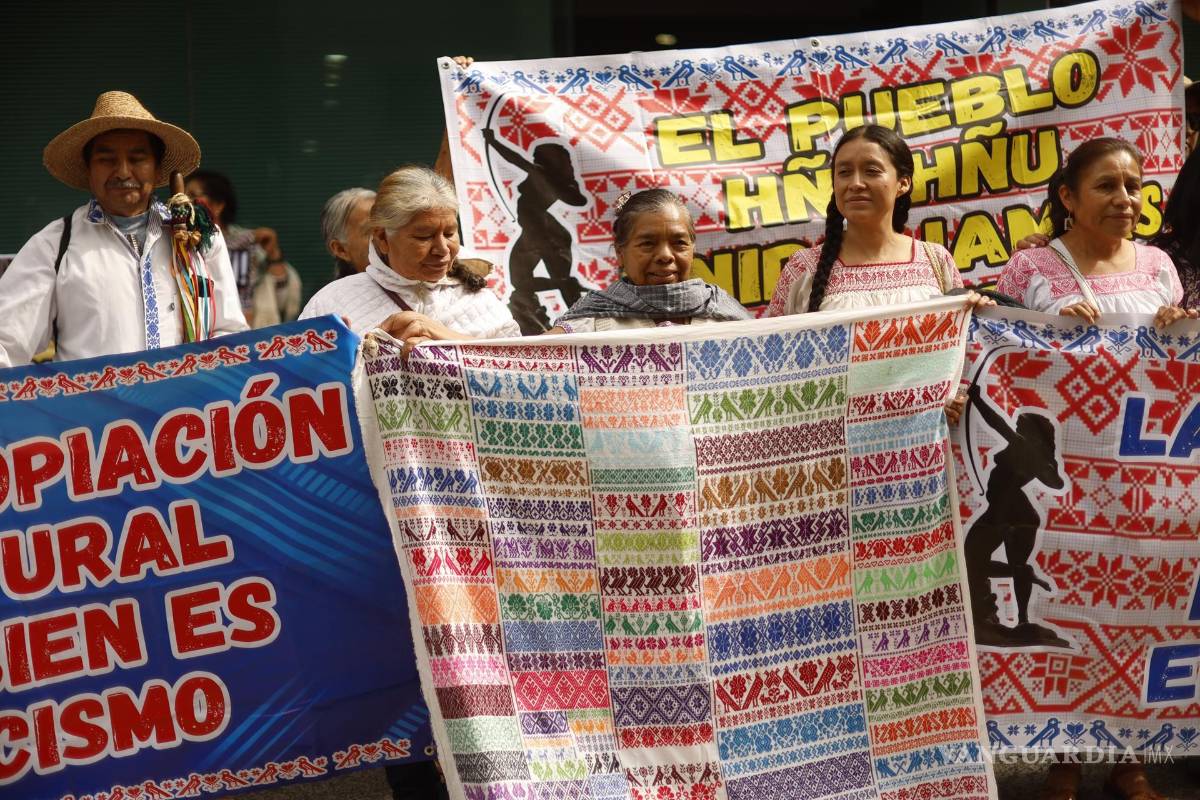 $!Frida Hyadi Díaz, artesana e integrante de la Asamblea del pueblo hñahñu, señaló que la apropiación cultural también es un acto de racismo y violencia de género.