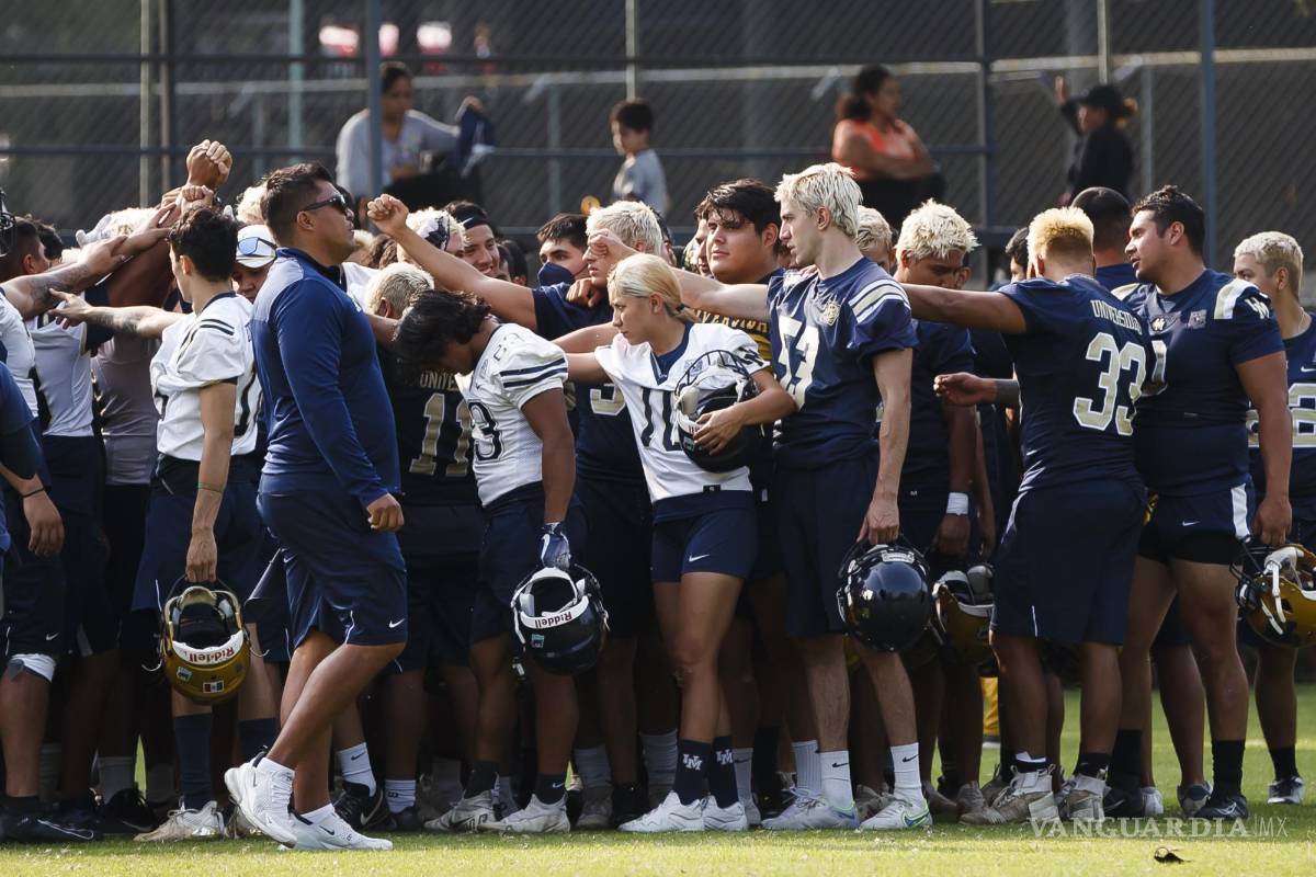 $!Andrea Martínez (c), pateadora de los Pumas UNAM CU en la Liga Mayor, se reúne con su equipo durante un entrenamiento en Ciudad de México (México).