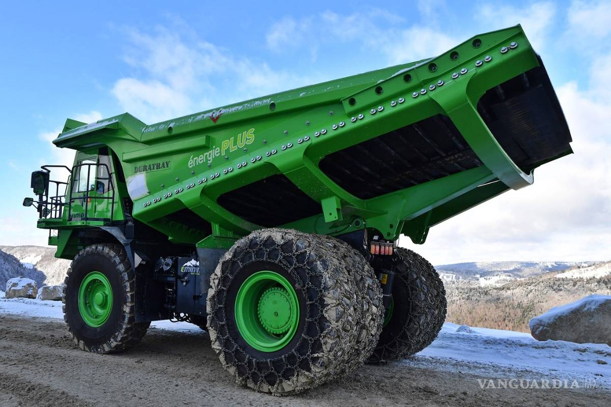 $!Camión minero es el vehículo eléctrico más grande del mundo, y regenera tanta energía que da luz a su empresa