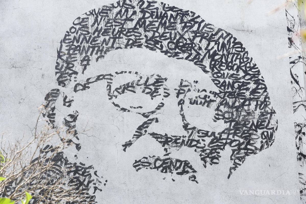 $!Un mural con el retrato del difunto Abbe Pierre, cofundador del movimiento Emaús realizado por el artista JonOne, en la Square des Deux-Nethes en París.