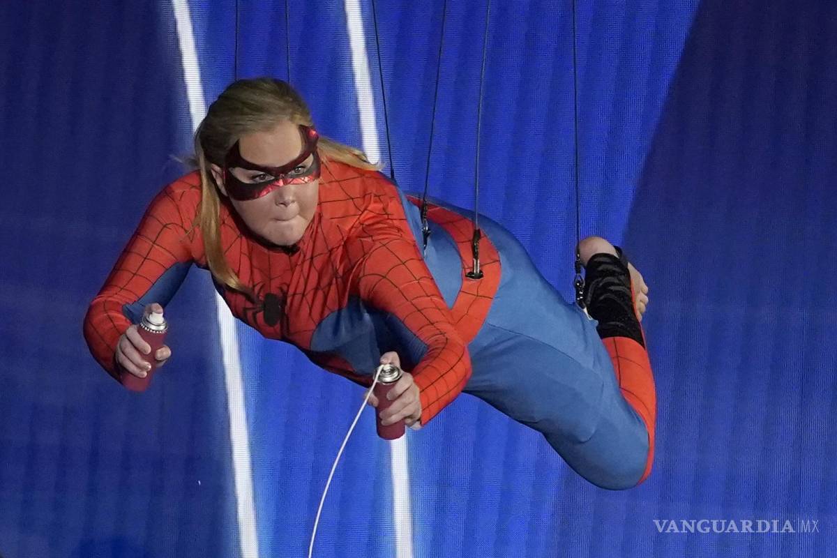$!Amy Schumer apareció en el escenario vestida como Spider-Man, minutos después hizo una incómoda rutina con Kirsten Dunst y su esposo, Jesse Plemons.
