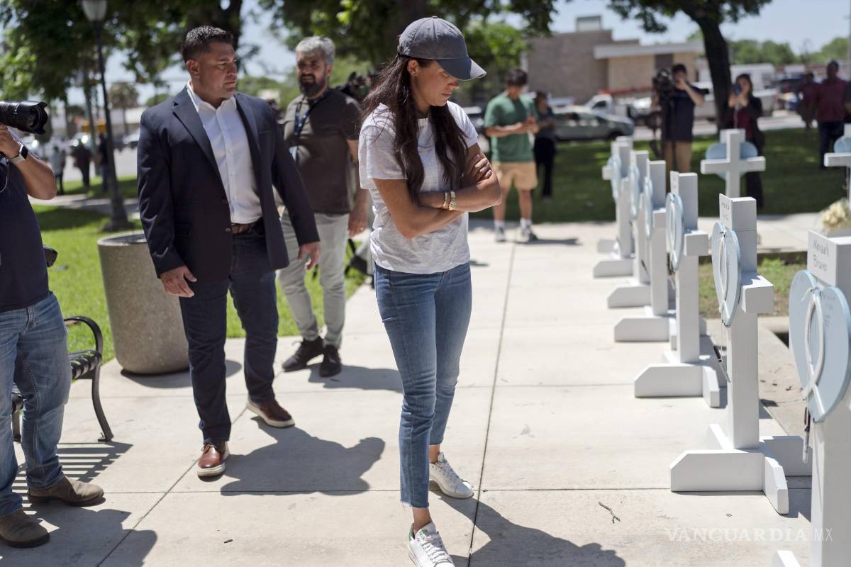 $!Meghan Markle, duquesa de Sussex, visita un sitio conmemorativo con flores para honrar a las víctimas del tiroteo en la escuela primaria de esta semana en Uvalde.