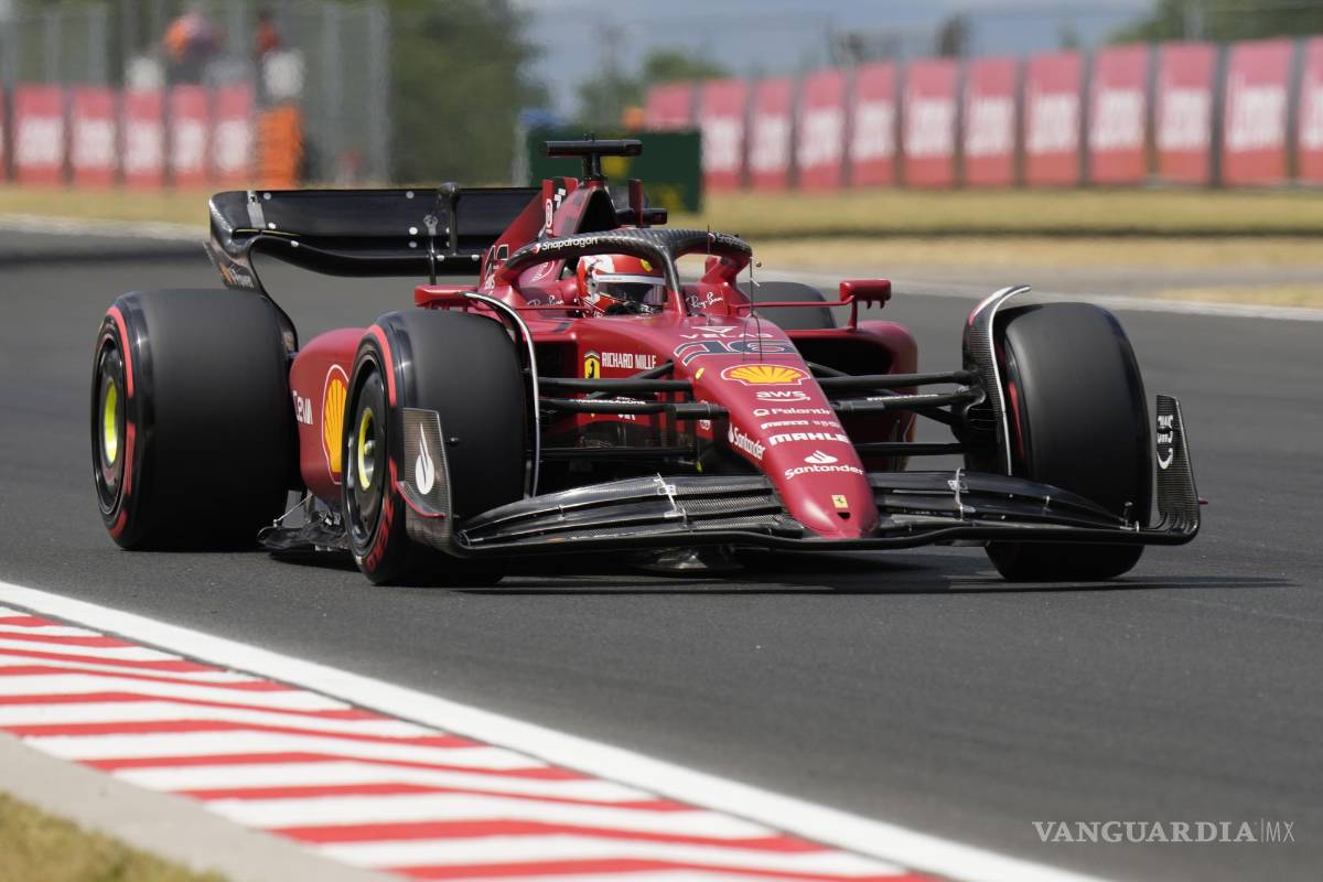 Verstappen se pone en el casco de Leclerc