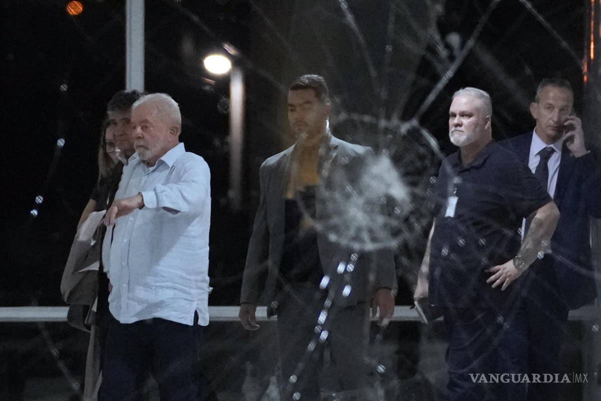 $!El presidente de Brasil, Luiz Inacio Lula da Silva, inspecciona los daños en el Palacio de Planalto después de que fue asaltado por partidarios de Jair Bolsonaro.