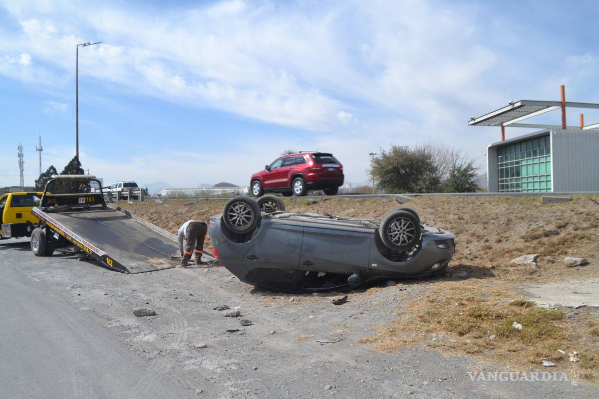 Vuelca cuando iba a ingresar a Saltillo