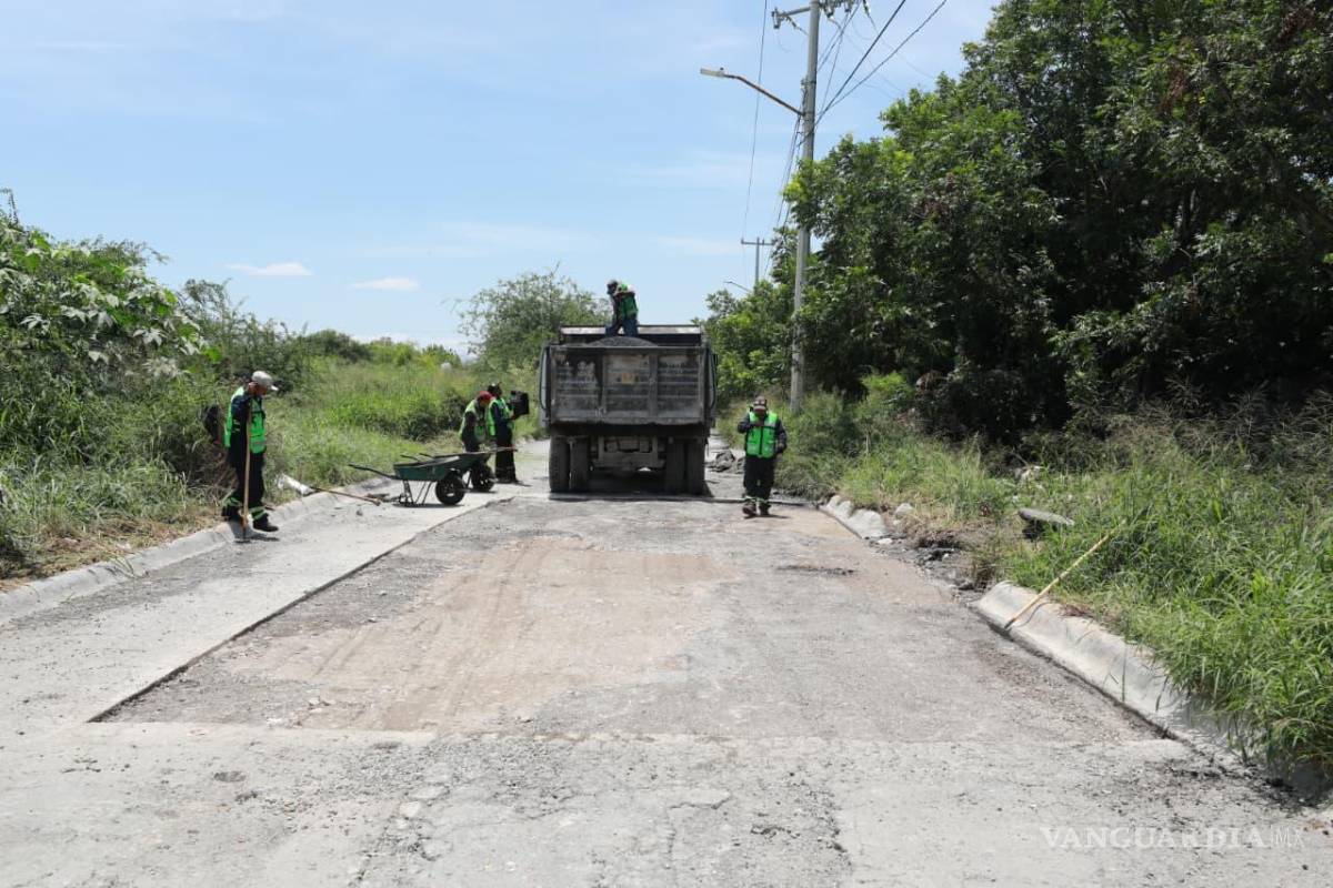 $!Además del bacheo, personal municipal realizó labores de limpieza, deshierbe y retiro de maleza para reforzar la seguridad de los automovilistas y peatones.
