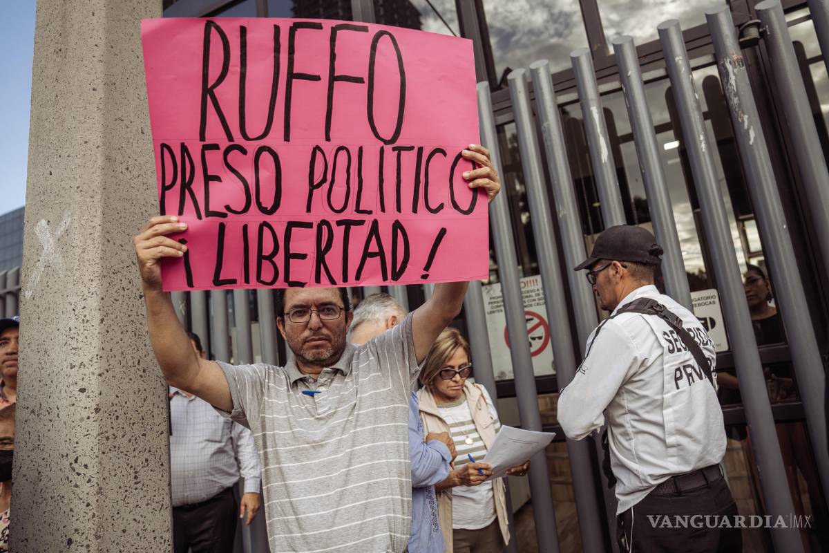 $!En Tijuana, simpatizantes del exgobernador bajacaliforniano salieron a las calles a exigir su libertad.