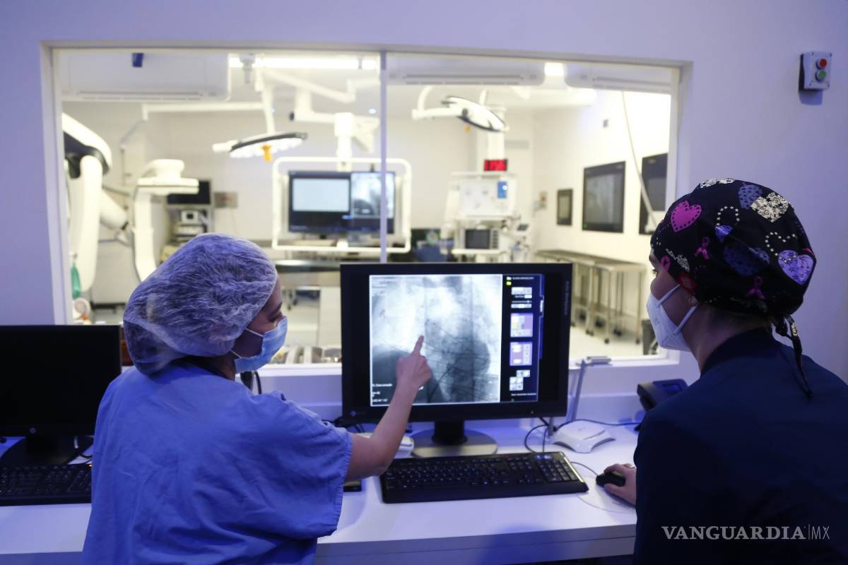 $!Un médico muestra el funcionamiento de un quirófano híbrido del Hospital Puerta de Hierro en la ciudad de Zapopan, estado de Jalisco (México).