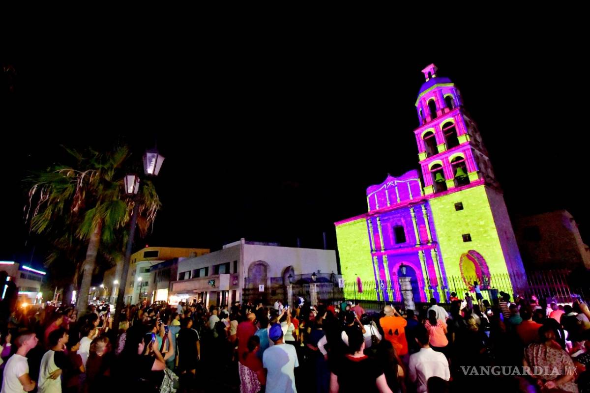 $!Ciudadanos disfrutan del video mapping sobre la iglesia Santiago Apóstol de Monclova